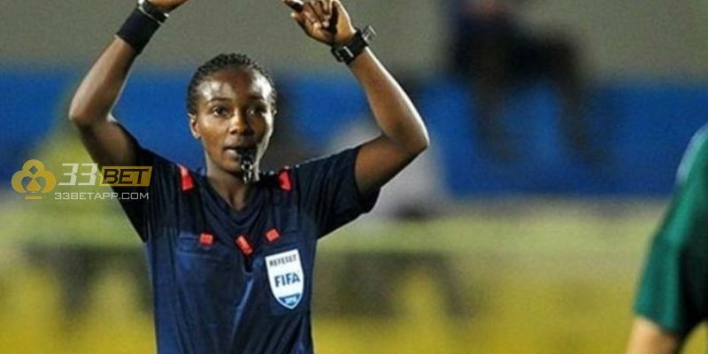 Salima Mukansanga làm trọng tài WC 2022